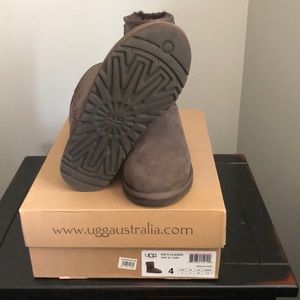 Chocolate kids size 4 short Ugg’s